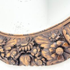 Pakabinamas veidrodis gėlių motyvais drožinėtame riešutmedžio rėme 4x88x77 cm