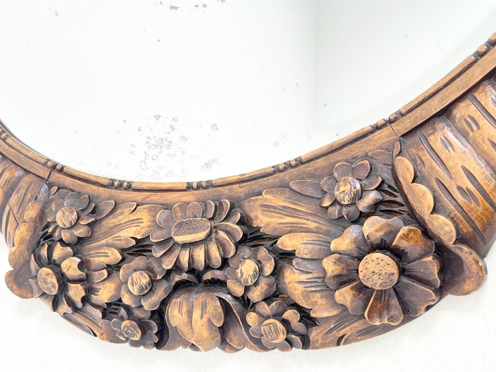 DR0378-veidrodziai-5 Pakabinamas veidrodis gėlių motyvais drožinėtame riešutmedžio rėme 4x88x77 cm