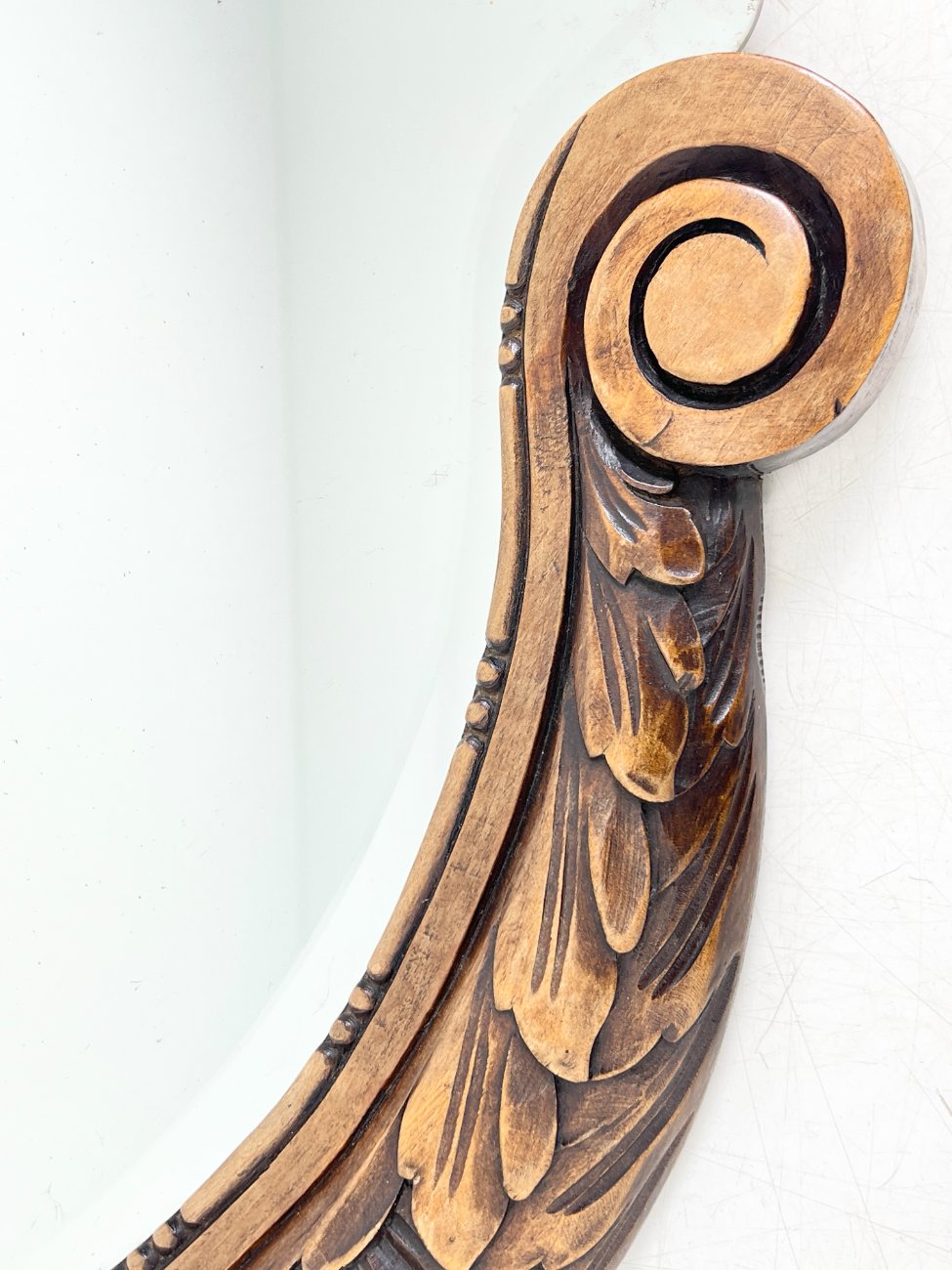 DR0378-veidrodziai-6 Pakabinamas veidrodis gėlių motyvais drožinėtame riešutmedžio rėme 4x88x77 cm