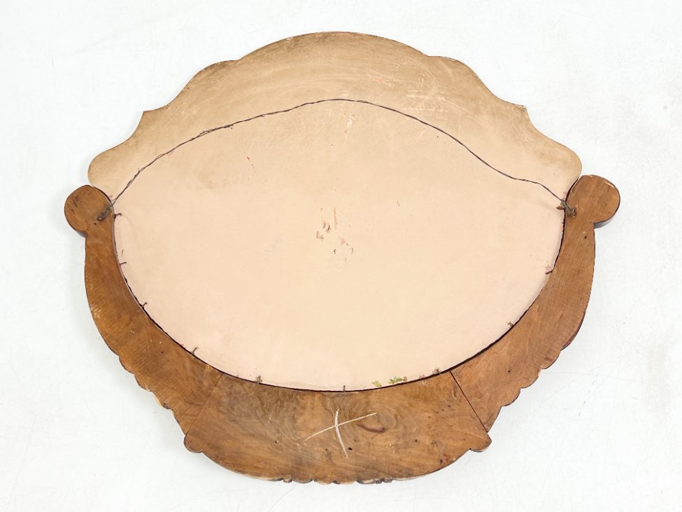 DR0378-veidrodziai-7 Pakabinamas veidrodis gėlių motyvais drožinėtame riešutmedžio rėme 4x88x77 cm