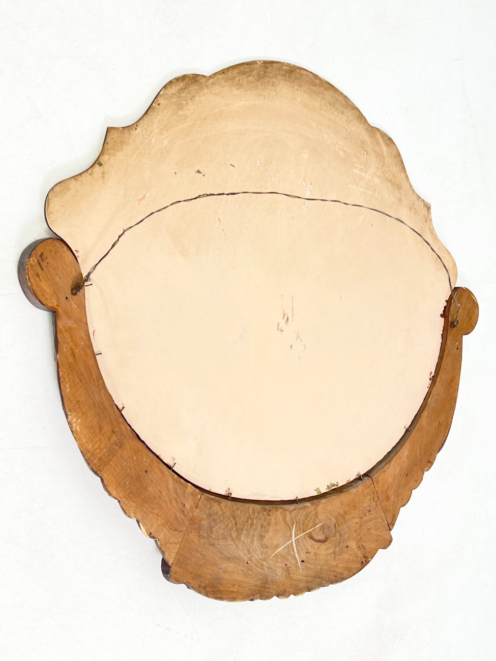 DR0378-veidrodziai-8 Pakabinamas veidrodis gėlių motyvais drožinėtame riešutmedžio rėme 4x88x77 cm