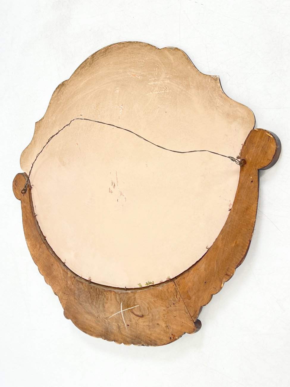 DR0378-veidrodziai-9 Pakabinamas veidrodis gėlių motyvais drožinėtame riešutmedžio rėme 4x88x77 cm