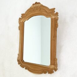 Pakabinamas veidrodis mediniame drožinėtame rėme 3x69,5x106,5 cm