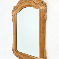 Pakabinamas veidrodis mediniame drožinėtame rėme 3×69,5×106,5 cm