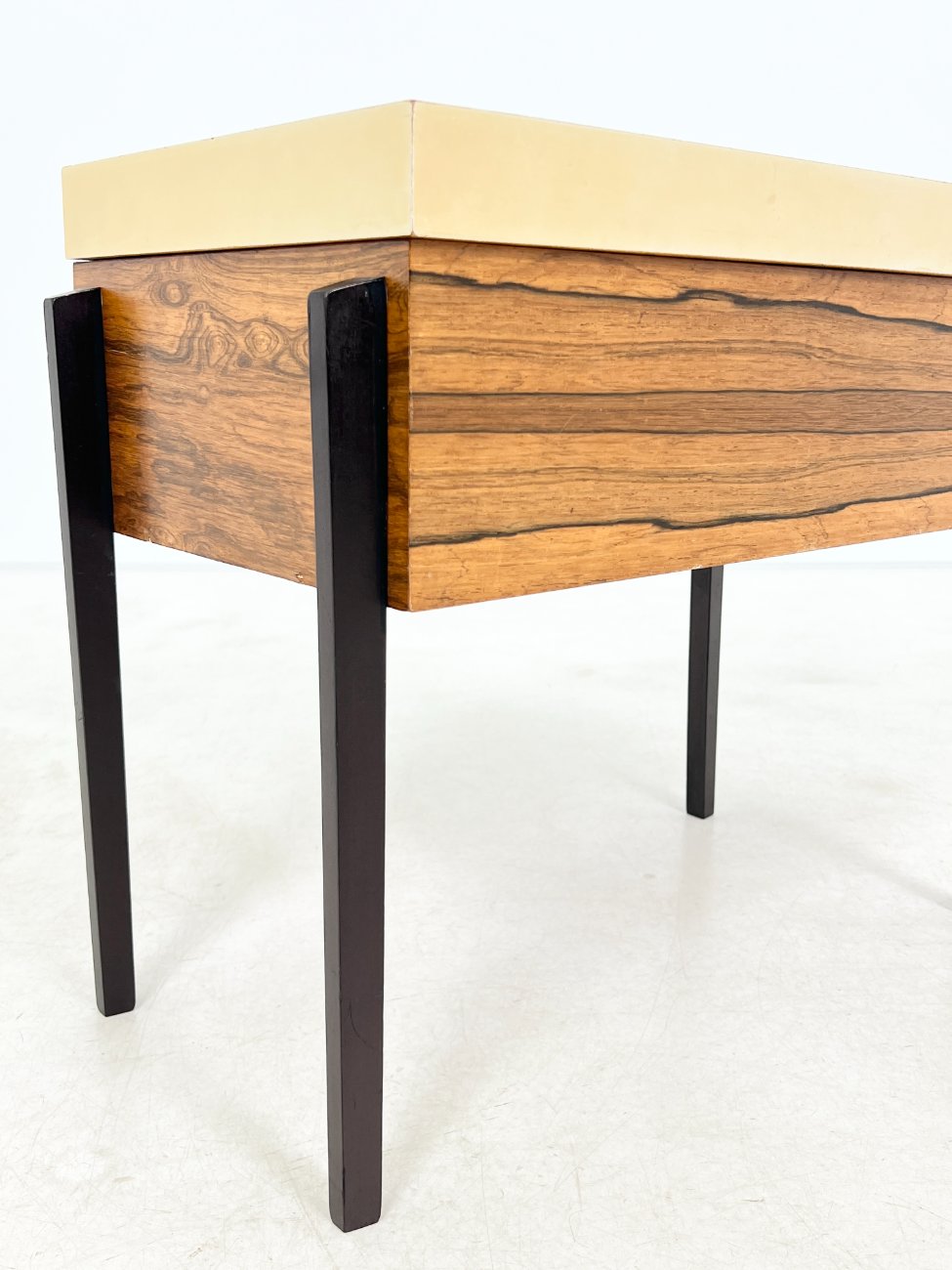 DR0381-stalai-8 Vintažinis siuvėjo staliukas 32,5×58,5×50 cm