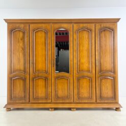 Ąžuolinė penkių durų rūbų spinta su veidrodžiu 65x262x205,5 cm