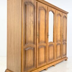 Ąžuolinė penkių durų rūbų spinta su veidrodžiu 65x262x205,5 cm