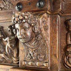 Ąžuolinė drožinėta XIX a. pr. komoda 82x194x197 cm