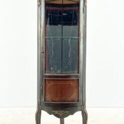 Kampinė inkrustuota raudonmedžio vitrina su žalvario apdailomis 39x61x167 cm