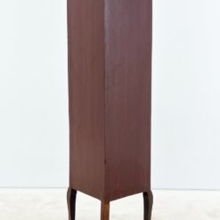 Kampinė inkrustuota raudonmedžio vitrina su žalvario apdailomis 39x61x167 cm