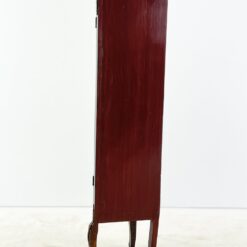 Kampinė inkrustuota raudonmedžio vitrina su žalvario apdailomis 39x61x167 cm