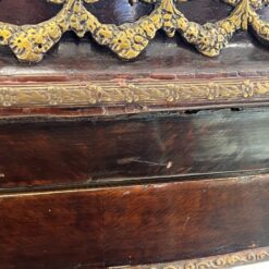 Kampinė inkrustuota raudonmedžio vitrina su žalvario apdailomis 39x61x167 cm