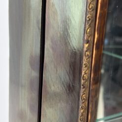 Kampinė inkrustuota raudonmedžio vitrina su žalvario apdailomis 39x61x167 cm