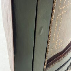 Kampinė inkrustuota raudonmedžio vitrina su žalvario apdailomis 39x61x167 cm