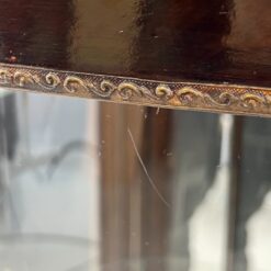 Kampinė inkrustuota raudonmedžio vitrina su žalvario apdailomis 39x61x167 cm