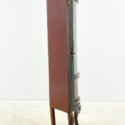 Kampinė inkrustuota raudonmedžio vitrina su žalvario apdailomis 39x61x167 cm