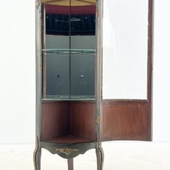 Kampinė inkrustuota raudonmedžio vitrina su žalvario apdailomis 39x61x167 cm