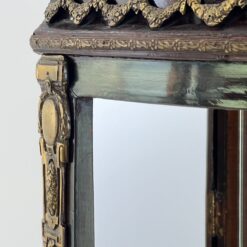 Kampinė inkrustuota raudonmedžio vitrina su žalvario apdailomis 39x61x167 cm