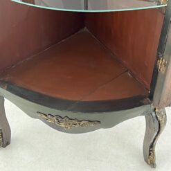 Kampinė inkrustuota raudonmedžio vitrina su žalvario apdailomis 39x61x167 cm