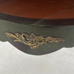 Kampinė inkrustuota raudonmedžio vitrina su žalvario apdailomis 39x61x167 cm