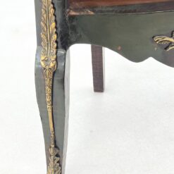 Kampinė inkrustuota raudonmedžio vitrina su žalvario apdailomis 39x61x167 cm