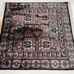 Vilnonis rankų darbo kilimas “Baluch” 96x91x0,5 cm