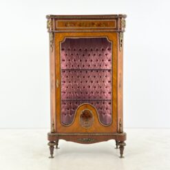 Liudviko XV laikotarpio stiliaus vitrina su žalvario apdailomis 45x91x162 cm
