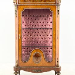 Liudviko XV laikotarpio stiliaus vitrina su žalvario apdailomis 45x91x162 cm