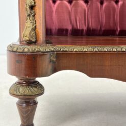 Liudviko XV laikotarpio stiliaus vitrina su žalvario apdailomis 45x91x162 cm