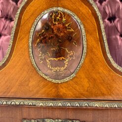 Liudviko XV laikotarpio stiliaus vitrina su žalvario apdailomis 45x91x162 cm