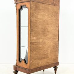 Liudviko XV laikotarpio stiliaus vitrina su žalvario apdailomis 45x91x162 cm