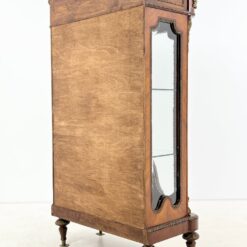 Liudviko XV laikotarpio stiliaus vitrina su žalvario apdailomis 45x91x162 cm