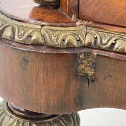 Liudviko XV laikotarpio stiliaus vitrina su žalvario apdailomis 45x91x162 cm