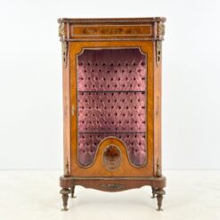 Liudviko XV laikotarpio stiliaus vitrina su žalvario apdailomis 45x91x162 cm
