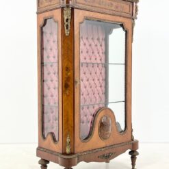 Liudviko XV laikotarpio stiliaus vitrina su žalvario apdailomis 45x91x162 cm