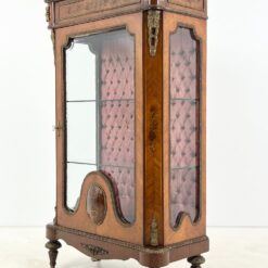 Liudviko XV laikotarpio stiliaus vitrina su žalvario apdailomis 45x91x162 cm