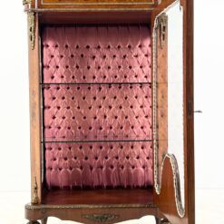 Liudviko XV laikotarpio stiliaus vitrina su žalvario apdailomis 45x91x162 cm