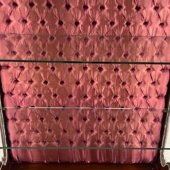 Liudviko XV laikotarpio stiliaus vitrina su žalvario apdailomis 45x91x162 cm