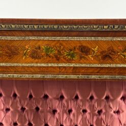 Liudviko XV laikotarpio stiliaus vitrina su žalvario apdailomis 45x91x162 cm