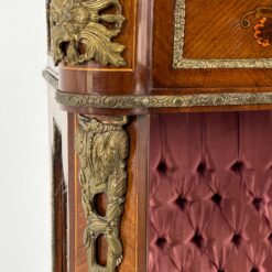 Liudviko XV laikotarpio stiliaus vitrina su žalvario apdailomis 45x91x162 cm