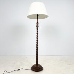 Ąžuolinis drožinėtas toršeras baltos spalvos tekstilės gaubtu 59x59x179 cm