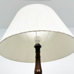 Ąžuolinis drožinėtas toršeras baltos spalvos tekstilės gaubtu 59x59x179 cm