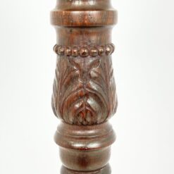 Ąžuolinis drožinėtas toršeras baltos spalvos tekstilės gaubtu 59x59x179 cm