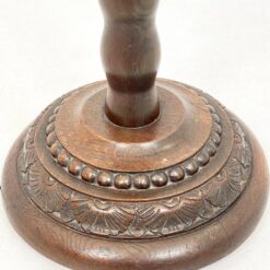 Ąžuolinis drožinėtas toršeras baltos spalvos tekstilės gaubtu 59x59x179 cm