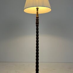 Ąžuolinis drožinėtas toršeras baltos spalvos tekstilės gaubtu 59x59x179 cm