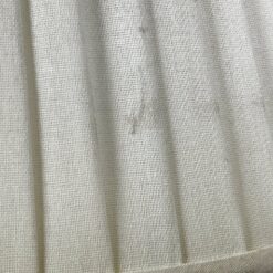 Ąžuolinis drožinėtas toršeras baltos spalvos tekstilės gaubtu 59x59x179 cm