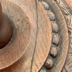 Ąžuolinis drožinėtas toršeras baltos spalvos tekstilės gaubtu 59x59x179 cm