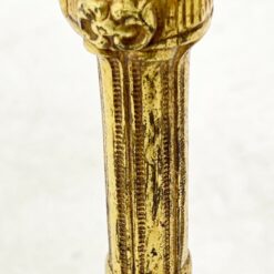 Žalvarinis toršeras – akmeninis staliukas 63x63x175 cm