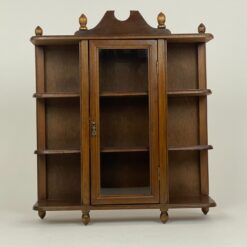 Pakabinama sieninė medinė spintelė su stiklu ir lentynėlėmis 12×38,5×44 cm