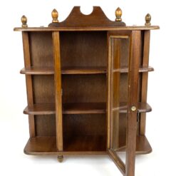 Pakabinama sieninė medinė spintelė su stiklu ir lentynėlėmis 12×38,5×44 cm